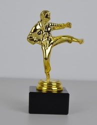 Soška karate na mramorovém podstavci 13 cm Soška karate na mramorovém podstavci 13 cm